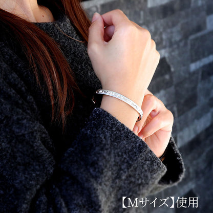 バングル ペア 2個セットプラチナ  唐草 彫金 手彫り 誕生石 選べる k10 k18 sv925 カップル 夫婦 お揃い プレゼント ペアバングル (品番 mpb-0083-a-pair)